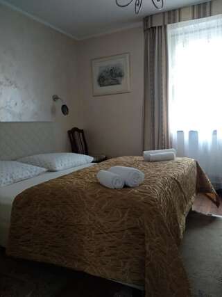 Отели типа «постель и завтрак» Villa Almira Поляница-Здруй Классический двухместный номер с ванной комнатой-1