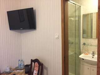Отели типа «постель и завтрак» Villa Almira Поляница-Здруй Двухместный номер с 1 кроватью и ванной комнатой-1