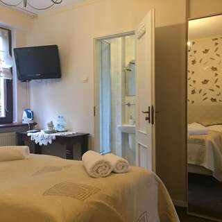 Отели типа «постель и завтрак» Villa Almira Поляница-Здруй Классический двухместный номер с ванной комнатой-6