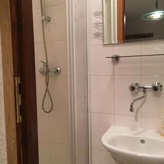Отели типа «постель и завтрак» Villa Almira Поляница-Здруй Одноместный номер с ванной комнатой-10